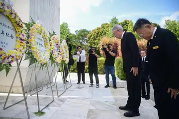 Menteri Kanan, Encik Teo Chee Hean (tengah) menundukkan kepala sebagai tanda hormat semasa Upacara Peringatan Perang ke-58 yang diadakan di Taman Tugu Peringatan Perang pada 15 Februari 2025.