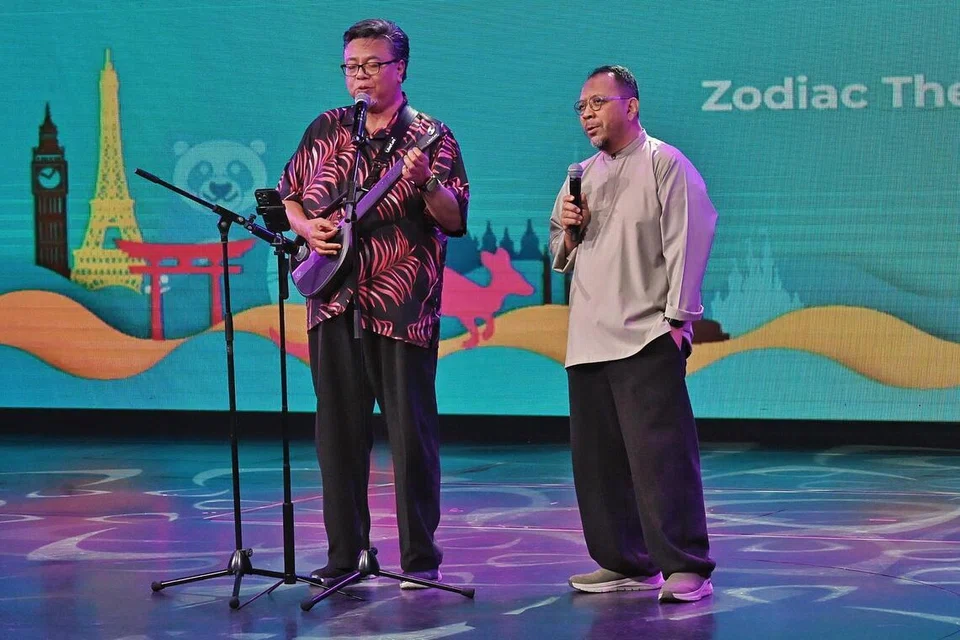 Suhaimi Yusof dan Ustaz Hannan membuat persembahan di pentas.