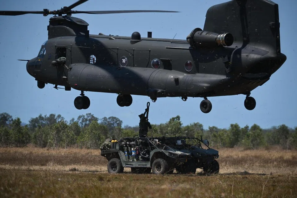 Seorang anggota  Angkatan Bersenjata Singapura (SAF) menjalankan operasi anduh bawah atau ‘underslung’ dengan menyangkutkan kenderaan ‘Light Strike Vehicle Mark II’ kepada helikopter ‘Chinook’ milik Angkatan Udara Republik Singapura (RSAF) semasa Latihan Wallaby di Shoalwater Bay, Australia.
