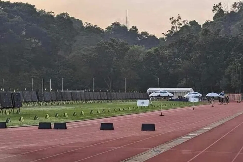 Terdapat khemah dan papan memanah diletakkan di padang Stadium Bukit Gombak yang sepatutnya menjadi lokasi perlawanan Liga Belia Singapura (SYL) antara pasukan bawah 13 tahun (U-13) Hougang United dengan Woodlands Lions pada 27 April. 