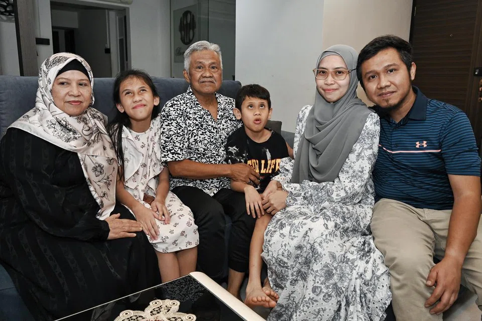 Cik Nurul Zayani Rosman (dua dari kanan) bersyukur beliau dan suami, Encik Muhammad Sufian Daud (kanan), mempunyai sokongan keluarga, termasuk ibu bapa mentuanya, Cik Saniah Kator (kiri) dan Encik Daud Mohd Zain (tiga dari kiri), dalam menjaga dua anaknya yang kurang daya penglihatan, Nur Anisah Daaniys (dua dari kiri) dan Muhammad Nabil Aydin (tengah).