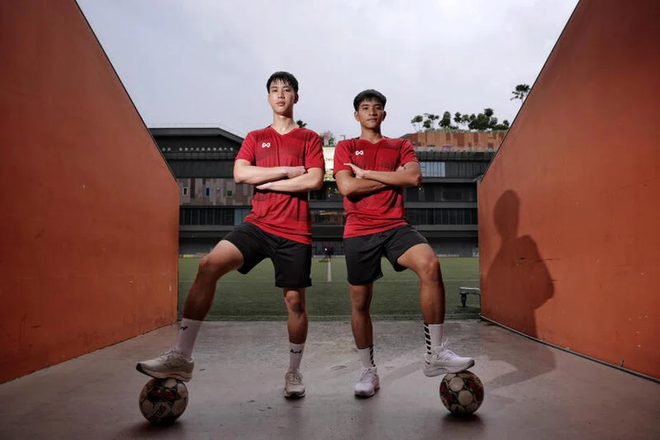 DAMBA PENGALAMAN: Penyerang, Thitipat Ekarunpong, 19 tahun, (kiri) dan pemain pertahanan, Thanet Suknate, 18 tahun, adalah dua muka baru Tampines Rovers untuk musim 2024 Liga Perdana Singapura setelah mereka dipinjamkan daripada kelab Liga 1 Thai, BG Pathum United.
