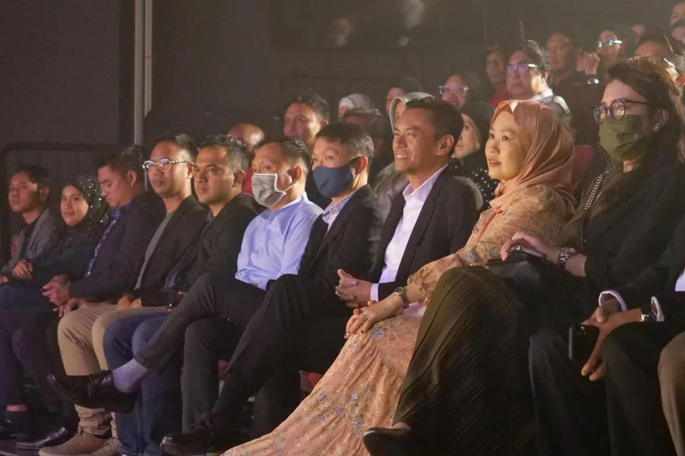 'FULL HOUSE': Pembukaan pementasan tersebut dihadiri tetamu terhormat, Anggota Parlimen GRC Jalan Besar; dan penasihat M Kuasa Tiga (M³)@Jalan Besar, Dr Wan Rizal Wan Zakariah (tiga dari kanan). 