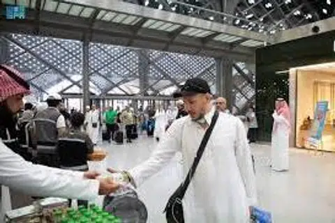 Seorang jemaah Haji menerima hadiah semasa tiba di stesen kereta api laju Haramain di Madinah menjelang musim Haji 1448H. Arab Saudi mengumumkan kalendar rasmi Haji serta memperketat peraturan keselamatan dan kawalan permit bagi memastikan kelancaran serta keselamatan jutaan jemaah di tanah suci.