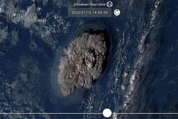 DILIHAT DARI ANGKASA: Kepulan asap di ruang udara Tonga apabila gunung berapi dasar laut Hunga Tonga-Hunga Ha'apai meletus, dalam imej satelit yang diambil oleh satelit cuaca yang dikendalikan oleh Agensi Meteorologi Jepun pada 15 Januari. - Foto REUTERS