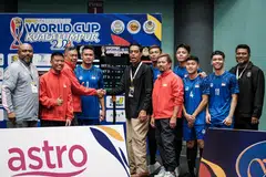 Setiausaha Agung Istaf, Encik Abdul Halim Kader (tengah, baju hitam) bergambar dengan beberapa pemain sepak takraw. 