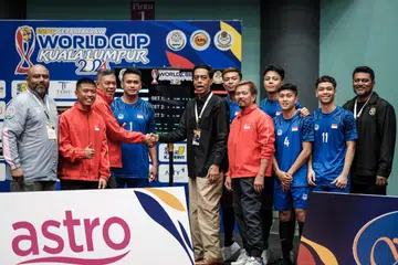 Setiausaha Agung Istaf, Encik Abdul Halim Kader (tengah, baju hitam) bergambar dengan beberapa pemain sepak takraw. 