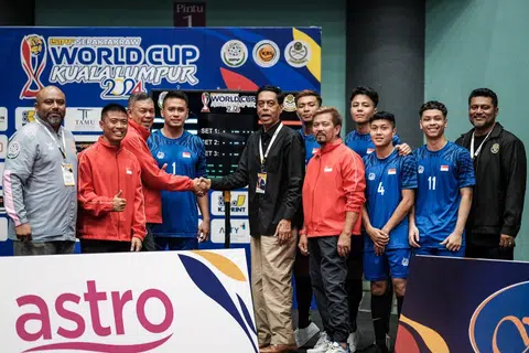 Setiausaha Agung Istaf, Encik Abdul Halim Kader (tengah, baju hitam) bergambar dengan beberapa pemain sepak takraw. 