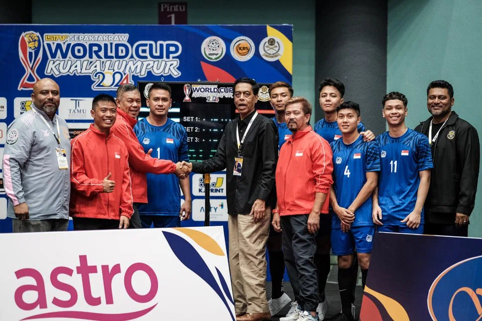 Setiausaha Agung Istaf, Encik Abdul Halim Kader (tengah, baju hitam) bergambar dengan beberapa pemain sepak takraw. 
