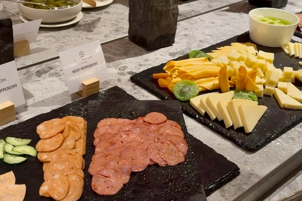 Keju dan hirisan daging sejuk.