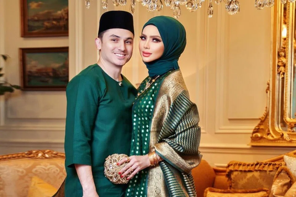 Rozita Che Wan yang bergambar bersama suaminya, Zain Saidin, meletakkan sempadan apabila berlakon dengan suami orang ketika bergelar ibu tunggal bagi mengelakkan salah faham.