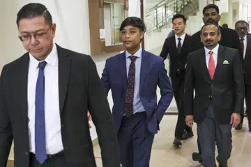 Kerabat diraja Pahang Tengku Eddie Akasya Tengku Abd Rahman, 20 tahun, (dua dari kiri) bersama empat lagi lelaki mengaku tidak bersalah di Mahkamah Majistret di Kuantan pada 7 November atas tuduhan mencederakan seorang individu pada Jun lalu. 