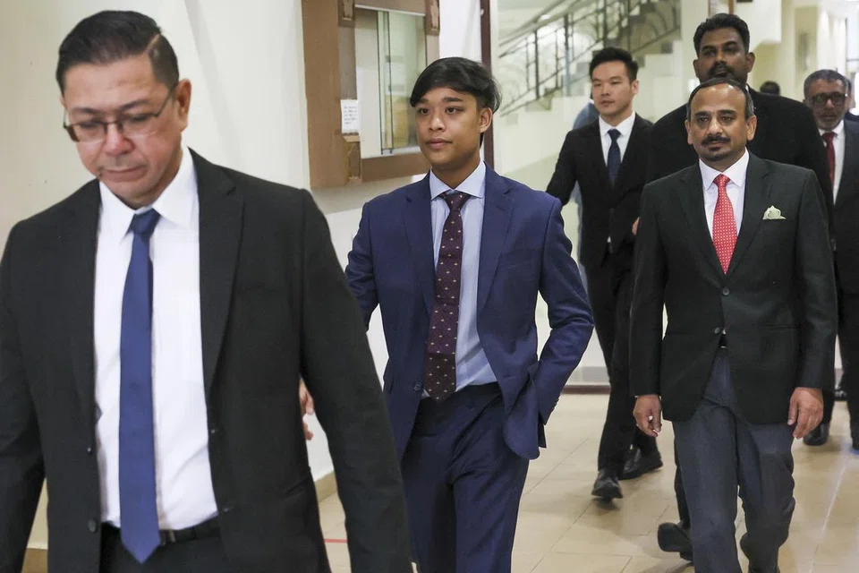 Kerabat diraja Pahang Tengku Eddie Akasya Tengku Abd Rahman, 20 tahun, (dua dari kiri) bersama empat lagi lelaki mengaku tidak bersalah di Mahkamah Majistret di Kuantan pada 7 November atas tuduhan mencederakan seorang individu pada Jun lalu. 