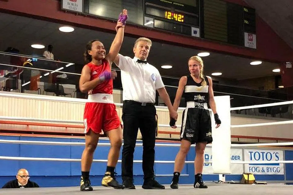 BANGGAKAN NEGARA: Rafhana (kiri, merah) dinobat juara dalam kelas 52kg wanita di Kejohanan Golden Girl di Boras, Sweden pada hujung Mei lalu. - Foto FACEBOOK BICESTER BOXING CLUB
