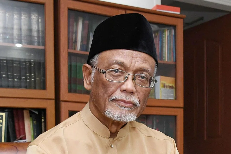 PERTINGKAT KETAKWAAN: Sebelum ini, ada sebahagian daripada anggota masyarakat yang berpusu-pusu ke bazar Raya yang diadakan setiap Ramadan. Namun, menurut Ustaz Pasuni Maulan (gambar atas), ketiadaan bazar tahun ini memberi peluang dan kesempatan kepada kita meningkatkan ketakwaaan yang menjadi matlamat puasa Ramadan. - Foto fail