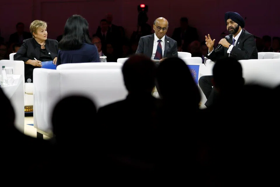 Presiden Tharman Shanmugaratnam (tengah) bersama (dari kiri) Pengarah Urusan Dana Kewangan Antarabangsa (IMF), Cik Kristalina Georgieva, dan Presiden Kumpulan Bank Dunia (WBG), Encik Ajay Banga, di perbincangan panel mengenai AI dan pekerjaan di mesyuarat tahunan IMF dan WBG di Bangkok, Thailand pada 12 Oktober.
