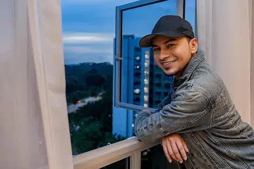 SENTIASA SIAP SEDIA: Norman Ishak belajar daripada pelakon veteran Lim Yu-Beng agar datang ke set penggambaran dalam keadaan sudah serap watak yang bakal digalas agar tidak menyukarkan rakan sekerja lain. - Foto BM oleh NUR DIYANA TAHA