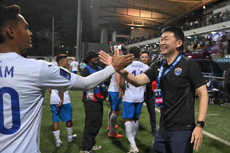 Pengerusi Lion City Sailors, Forrest Li (kanan), bersalaman dengan pemain Lion City Sailors, Akram Azman selepas kemenangan 2-0 mereka ke atas Sydney FC dalam separuh akhir Liga Juara-Juara Asia 2 pada 9 April.