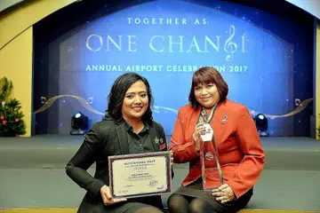 KHIDMAT IKHLAS: Cik Rozidah (kanan) dan Cik Hafizah mendapat penghormatan kerana mutu khidmat dan layanan baik yang memang wajar dicontohi. - Foto M.O. SALLEH
