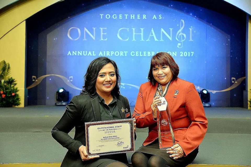 KHIDMAT IKHLAS: Cik Rozidah (kanan) dan Cik Hafizah mendapat penghormatan kerana mutu khidmat dan layanan baik yang memang wajar dicontohi. - Foto M.O. SALLEH