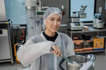 MINAT DENGAN PEMBUATAN MAKANAN: Lulusan Institut Teknologi Singapura (SIT) dalam jurusan teknologi makanan, Cik Nur Ifaaf Ismail, berkata minatnya dalam bidang itu muncul setelah terpegun melihat mesin besar yang digunakan di ladang dan juga kilang penghasilan makanan dalam dokumentari yang ditontonnya semasa kecil.