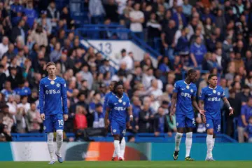 Penyerang Chelsea, Cole Palmer (kiri) kelihatan hampa selepas penyerang Nottingham Forest, Taiwo Awoniyi  menjaringkan gol pembukaan di Stadium Stamford Bridge, London, pada 4 Mei.