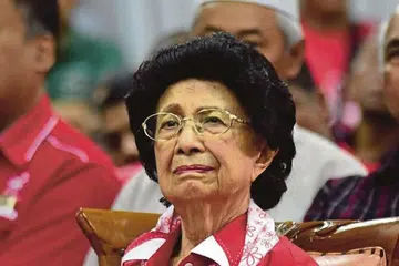 DR SITI HASMAH: Ikuti kelas latihan biola bagi memastikan kemunculannya di 'Konsert Duo Legenda' bersama Datuk Jamal Abdillah dan Datuk M. Nasir berjalan lancar. - Foto fail