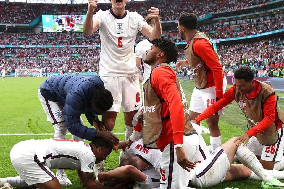 Harry Maguire bersama pasukan negaranya merai kemenangan semasa menewaskan Jerman 2-0 untuk mara ke suku akhir Euro 2020.