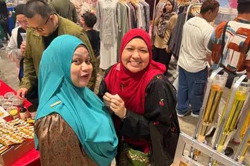 Pengasas bersama MakBesar Pte Ltd, Cik Haryani Othman (kanan), bersama pemilik perniagaan Thahizah Kazurah, Cik Thahirah Mohamed Nazran, yang memuji MakBesar kerana menularkan perniagaannya.