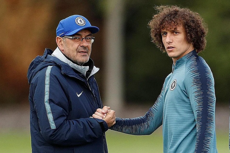 TITIK PERUBAHAN?: Kemungkinan pengurus Chelsea, Maurizio Sarri (kiri, berjabat tangan dengan pemain pertahanan David Luiz) dipecat atau sertai Juventus, bergantung kepada keputusan perlawanan antara pasukannya, Chelsea dengan Arsenal. - Foto REUTERS