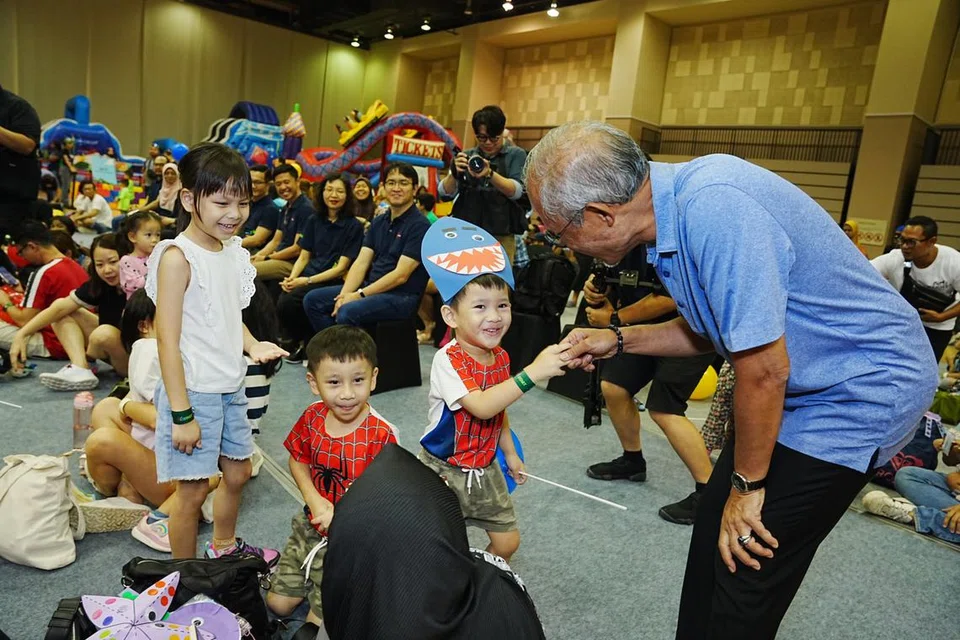 Menteri Pembangunan Sosial dan Keluarga, Encik Masagos Zulkifli Masagos Mohamad (kanan) berinteraksi dengan kanak-kanak dalam acara KidSTART PlayDate yang diadakan di Our Tampines Hub pada 4 Ogos.