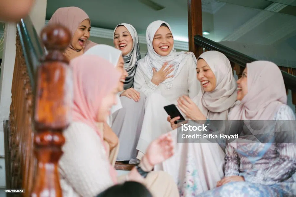 Kita perlu semak tingkah kita semasa merayakan Syawal; sama ada kita mengabaikan perintah Nabi saw dengan meninggalkan solat lima waktu kita atas nama berziarah, mengumpul dosa dengan mengumpat saudara mara kita atas nama silaturahim, dan mengorbankan kesihatan kita dengan makan tanpa pantang dan kekangan, atas nama menggembirakan hati tuan rumah.