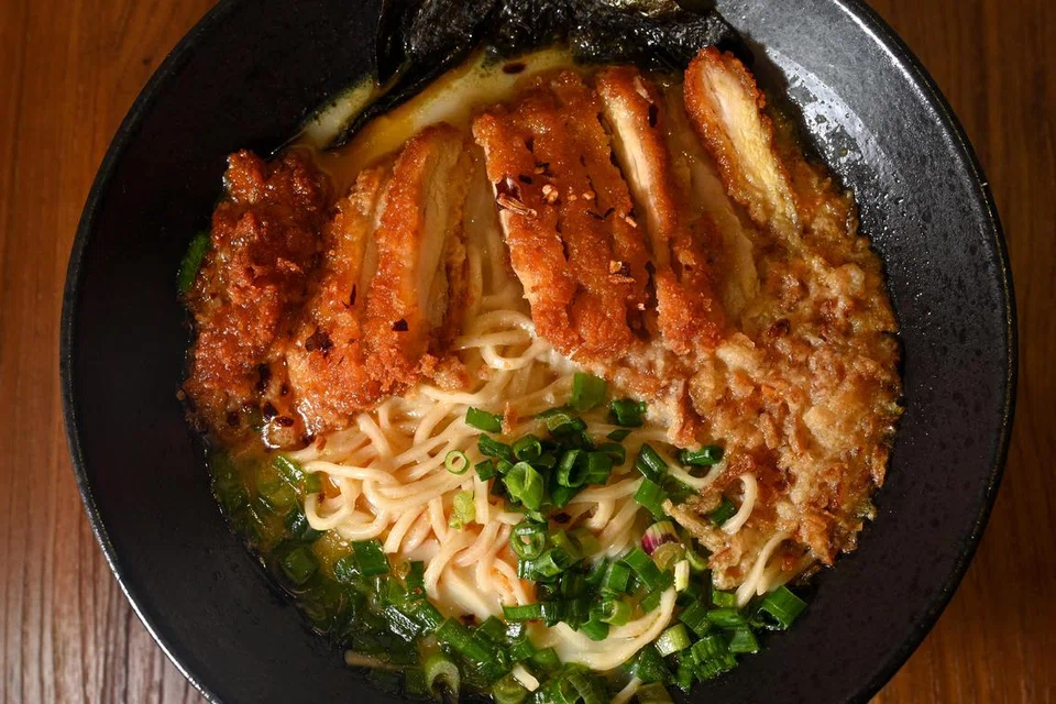 ‘Gulai Ramen’ ($14.90) digandingkan dengan hirisan ayam ‘katsu’ – ayam ala Jepun – penuh rasa.