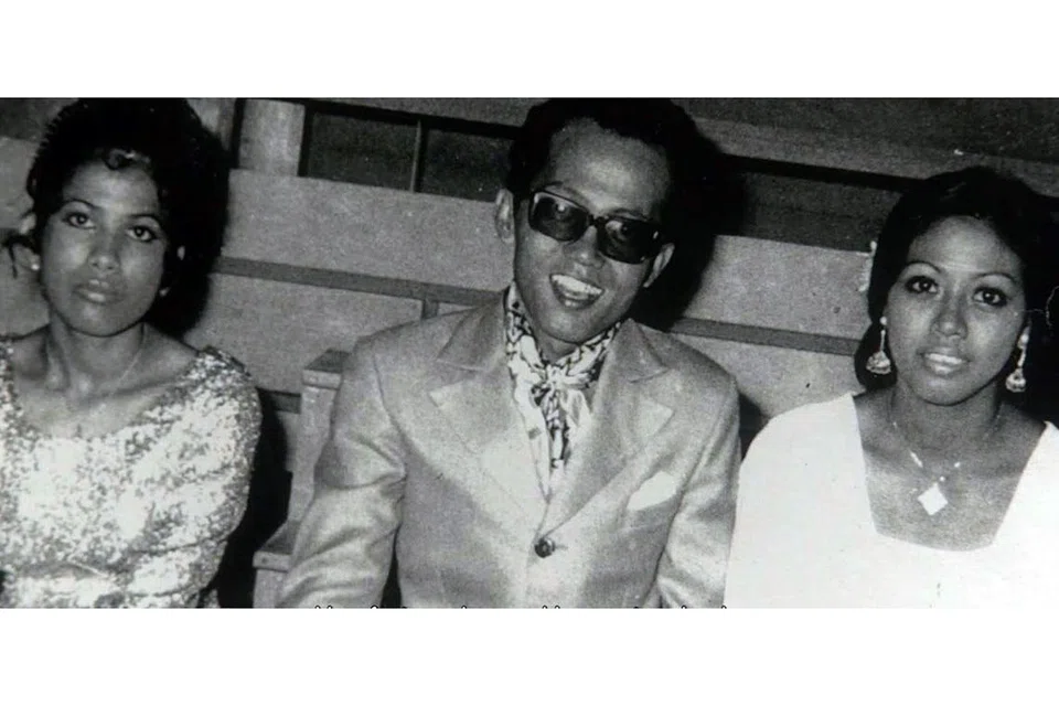 ERA POP YEH YEH: Gambar sisipan pula menunjukkan Encik Basiron semasa zaman mudanya bersama penyanyi popular, Sharifah Aini (kiri) dan Hasnah Haron. - Foto-foto MCI
