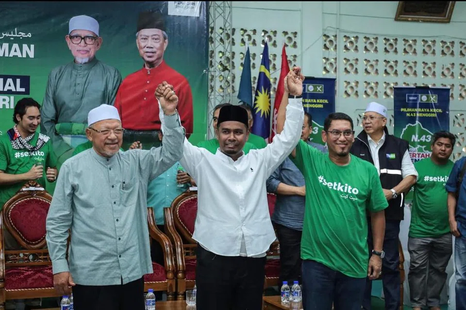 Parti Pribumi Bersatu Malaysia (Bersatu) mempertaruhkan bekas anggota Tentera Laut Diraja Malaysia (TLDM), Encik Mohd Rizwadi Ismail, 41 tahun (tengah), sebagai calon gabungan pembangkang Perikatan Nasional (PN) pada pilihan raya kecil Dewan Undangan Negeri (DUN) Nenggiri, Kelantan, pada 17 Ogos.
