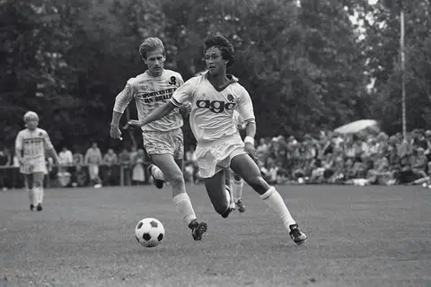 Fandi Ahmad (kanan) ketika bermain untuk FC Groningen, menampilkan bakatnya di liga Belanda. Beliau menjaringkan 11 gol dalam 36 penampilan untuk dua musim, dari 1983 hingga 1985 untuk pasukan belanda tersebut.