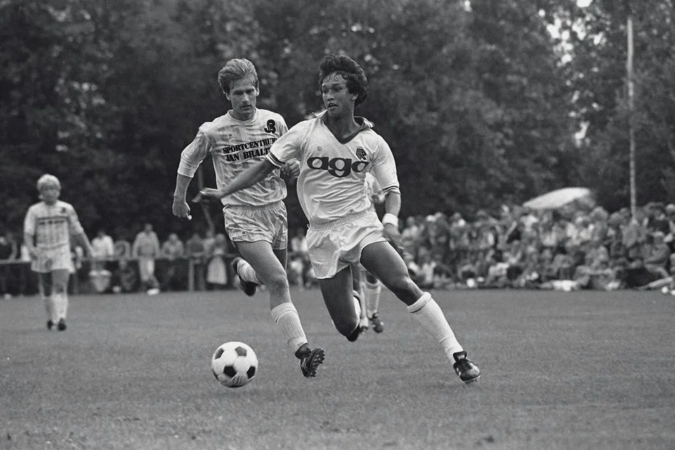 Fandi Ahmad (kanan) ketika bermain untuk FC Groningen, menampilkan bakatnya di liga Belanda. Beliau menjaringkan 11 gol dalam 36 penampilan untuk dua musim, dari 1983 hingga 1985 untuk pasukan belanda tersebut.