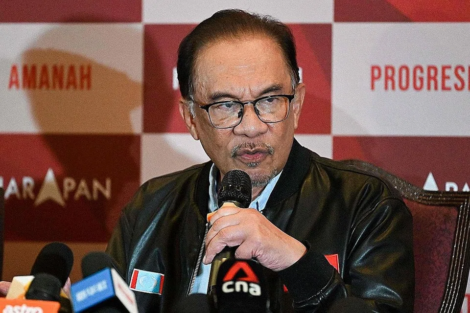 USAHA BENTUK KERAJAAN GABUNGAN: Kededua Tan Sri Muhyiddin Yassin dan Datuk Seri Anwar Ibrahim (gambar atas) yakin mampu mendapatkan sokongan anggota dewan dari parti lain untuk menubuhkan kerajaan selepas tiada parti yang berjaya meraih majoriti mudah dalam pilihan raya umum yang baru berlalu.