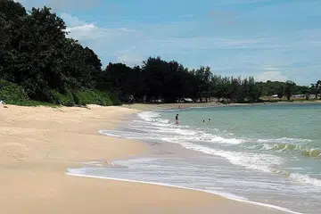 BERPOTENSI: Pantai Desaru di Kota Tinggi antara tiga kawasan yang sedang diusahakan kerajaan Johor untuk diadakan gelembung perjalanan. - Foto BHM