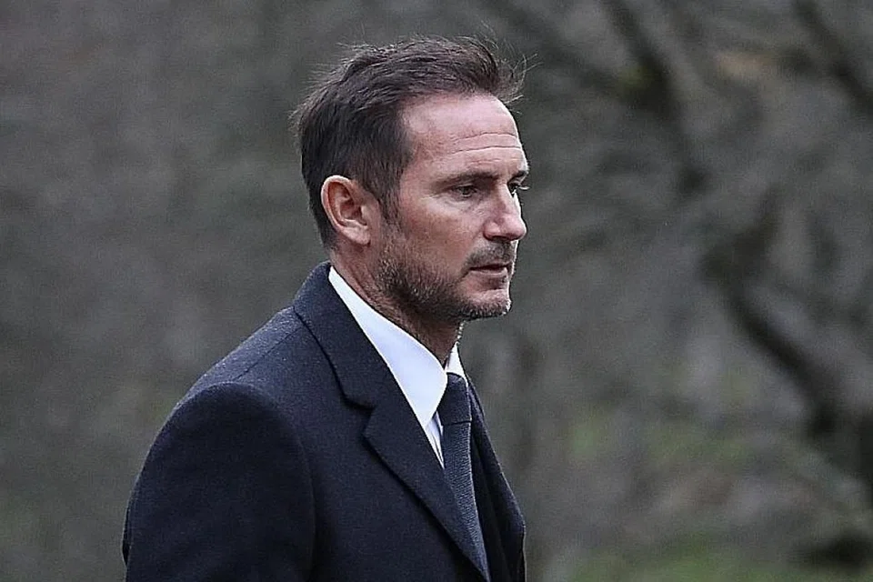 HADAPI TUGAS SUKAR: Frank Lampard (atas) tandatangani kontrak untuk mengambil alih jawatan pengurus pasukan Liga Perdana, Everton. - Foto-foto REUTERS, AFP