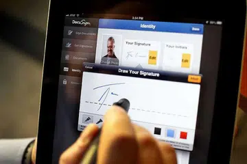 TANDATANGAN DIGITAL: Semasa menandatangani secara elektronik, penting untuk menyimpan salinan kontrak yang ditandatangani. Ini menghalang orang lain daripada menyunting dokumen setelah ia ditandatangan. - Foto DOCUSIGN