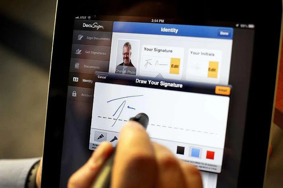 TANDATANGAN DIGITAL: Semasa menandatangani secara elektronik, penting untuk menyimpan salinan kontrak yang ditandatangani. Ini menghalang orang lain daripada menyunting dokumen setelah ia ditandatangan. - Foto DOCUSIGN