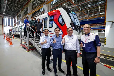 Pelancaran kereta api pertama Laluan Sistem Transit Laju (RTS Link) antara Singapura dengan Johor Bahru adalah bukti kepada visi, tekad dan kerjasama dua hala antara Malaysia dengan Singapura. Di majlis pelancaran yang diadakan di Pusat Ujian Rel Singapura (SRTC) pada 30 Jun dihadiri oleh (dari kiri) Menteri Besar Johor, Datuk Onn Hafiz Ghazi; Pemangku Menteri Pengangkutan Singapura, Encik Jeffrey Siow; Menteri Pengangkutan Malaysia, Encik Anthony Loke; dan Pengerusi RTS Operations Pte Ltd (RTSO), Datuk Khairil Anwar Ahmad.