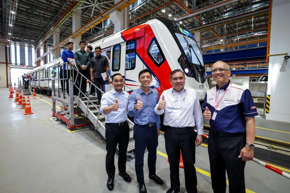 Pelancaran kereta api pertama Laluan Sistem Transit Laju (RTS Link) antara Singapura dengan Johor Bahru adalah bukti kepada visi, tekad dan kerjasama dua hala antara Malaysia dengan Singapura. Di majlis pelancaran yang diadakan di Pusat Ujian Rel Singapura (SRTC) pada 30 Jun dihadiri oleh (dari kiri) Menteri Besar Johor, Datuk Onn Hafiz Ghazi; Pemangku Menteri Pengangkutan Singapura, Encik Jeffrey Siow; Menteri Pengangkutan Malaysia, Encik Anthony Loke; dan Pengerusi RTS Operations Pte Ltd (RTSO), Datuk Khairil Anwar Ahmad.