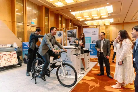 Mesin pencetak Epson memerlukan tenaga elektrik yang sedikit dan boleh dihidupkan dengan kuasa elektrik yang dijana dengan mengayuh basikal. 