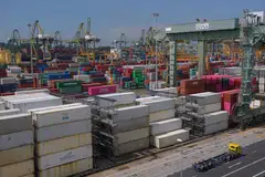 RISIKO LUARAN: Pengamat menjangkakan prospek pertumbuhan eskport akan terjejas dengan kelemahan semikonduktor dan famaseutikal yang dijangkakan. - Foto BH oleh MARK CHEONG