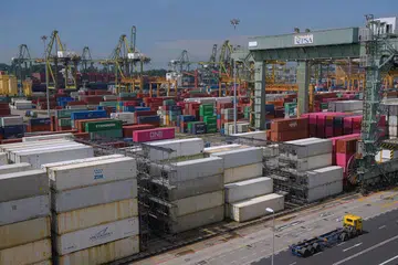RISIKO LUARAN: Pengamat menjangkakan prospek pertumbuhan eskport akan terjejas dengan kelemahan semikonduktor dan famaseutikal yang dijangkakan. - Foto BH oleh MARK CHEONG