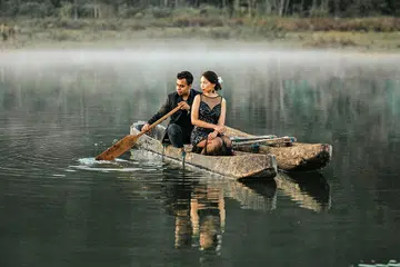 GAMBAR KAHWIN UNIK: Gambar perkahwinan pasangan suami isteri dari Singapura ini yang dipetik di Bali, Indonesia. - Foto LOVE ME TENDER FILMS