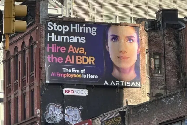 Sebuah papan iklan di New York yang mencetuskan bantahan meluas susulan mesej kontroversinya, “Hentikan Pengambilan Pekerja Manusia”.