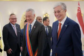 Menteri Kanan Encik Lee Hsien Loong (dua dari kiri) berjalan bersama Presiden kazakhstan, Encik Kassym-Jomart Tokayev (kanan) selepas beliau dianugerahkan Pingat Order of Dostyk (Persahabatan) Kelas Pertama di Istana Presiden Akorda di Astana pada 26 Ogos.